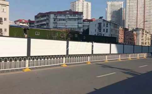 如何利用金屬圍擋確保高速公路行車安全？（高速公路金屬圍擋的應(yīng)用）